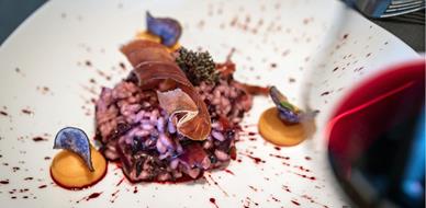 Rotwein-Risotto mit Radicchio, Rohschinken, Gemüsepüree und Chips