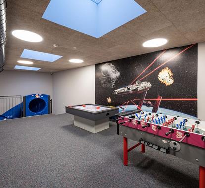 Spielraum mit Air-Hockey-Tisch und Tischfußball