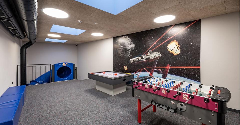 Spielraum mit Air-Hockey-Tisch und Tischfußball