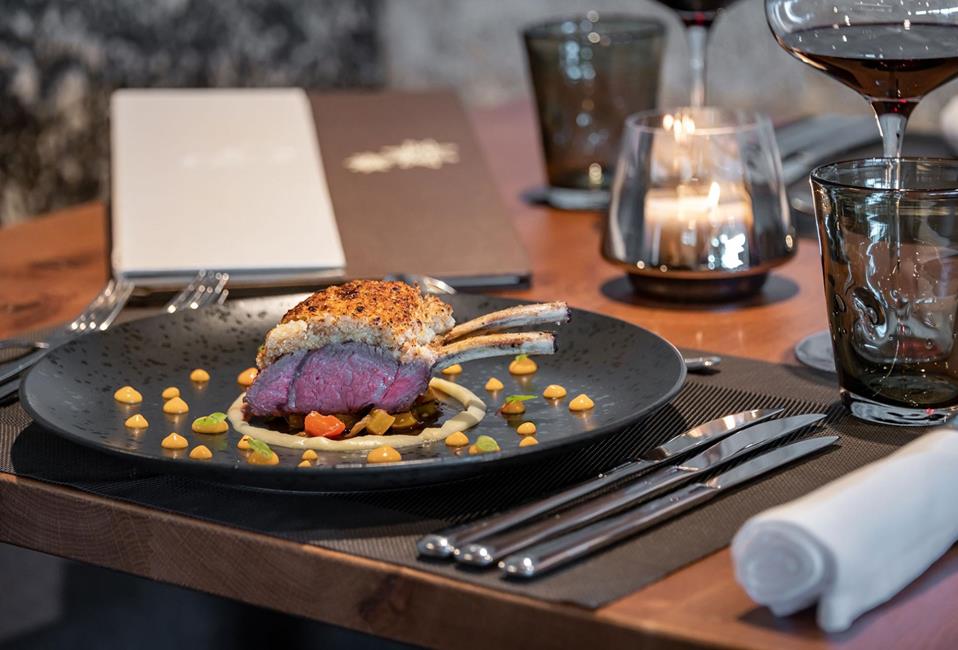 Piatto principale raffinato con carré d’agnello rosato