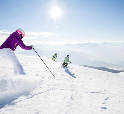 A skiing family