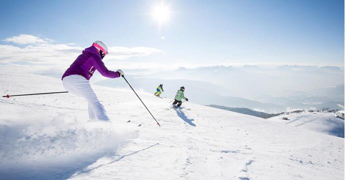 A skiing family