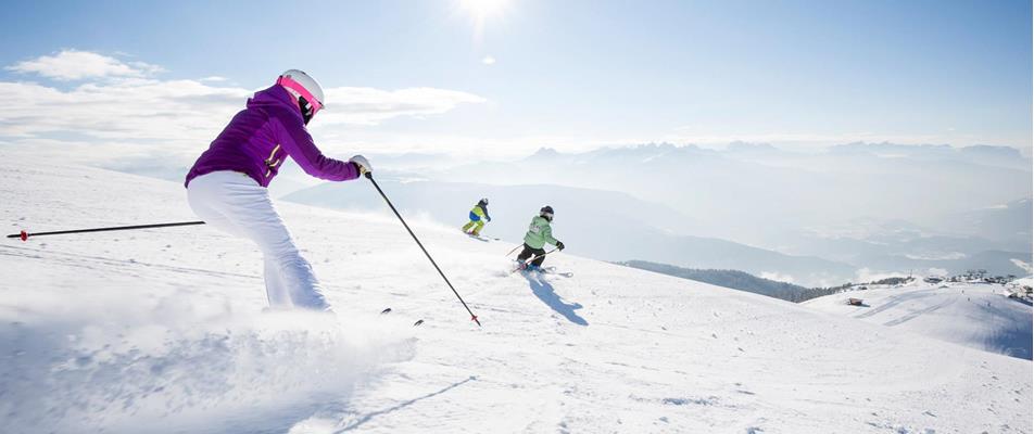 Eine Familie beim Skifahren