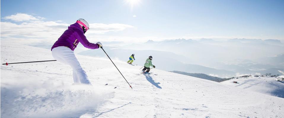 A skiing family