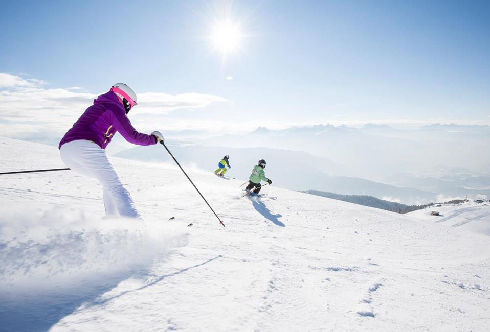 Eine Familie beim Skifahren