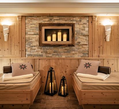 Una sala relax con lettini ad acqua