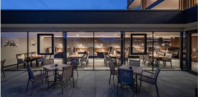 Der Speisesaal und die Terrasse am Abend