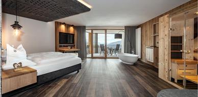 Romantic Suite Edelweiss with bathtub, sauna and balcony