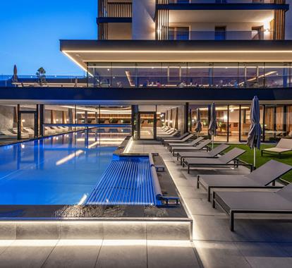 La piscina esterna di sera