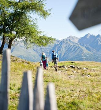 Eine Familie beim Wandern