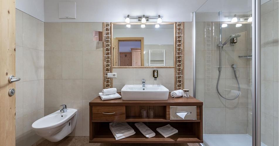 Badezimmer mit Dusche, Waschtisch und Bidet