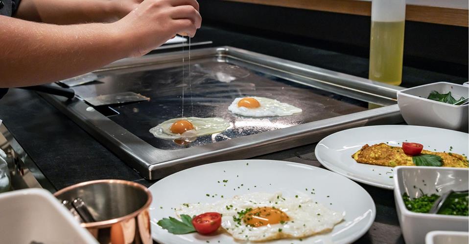 Eierspeisen für das Frühstück werden zubereitet