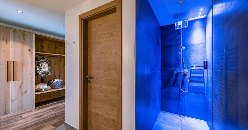 La doccia illuminata di blu