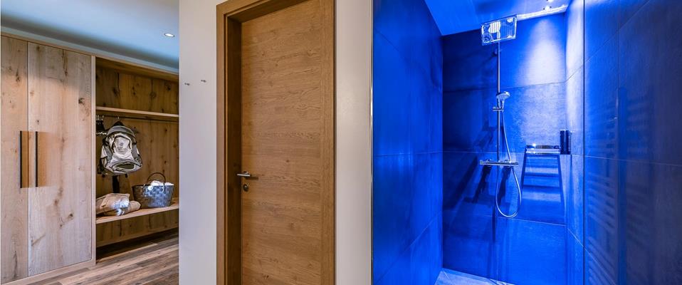 La doccia illuminata di blu
