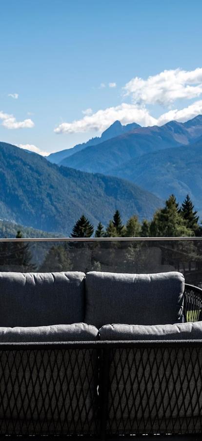 Terrazza moderna con salottino e vista panoramica mozzafiato sulle montagne dell'Alto Adige.