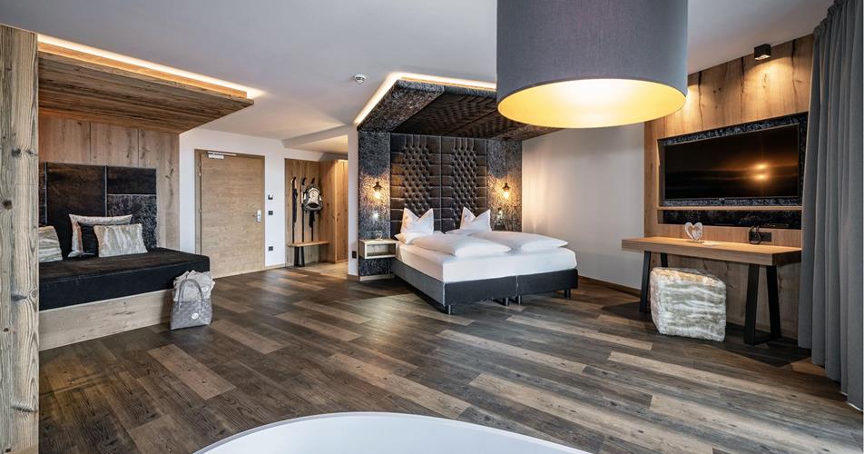 Romantic Suite with bathtub