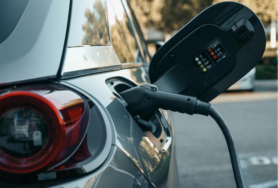 Una macchina elettrica viene ricaricata