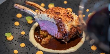 Hauptgericht mit rosa gebratenem Lammkarree