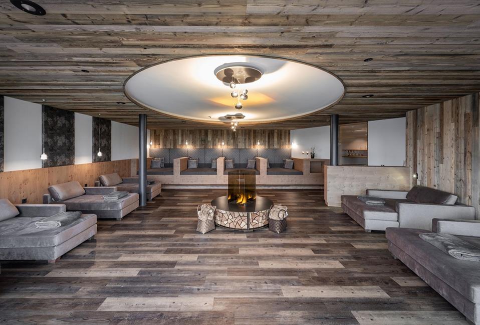 Relaxation room with fireplace