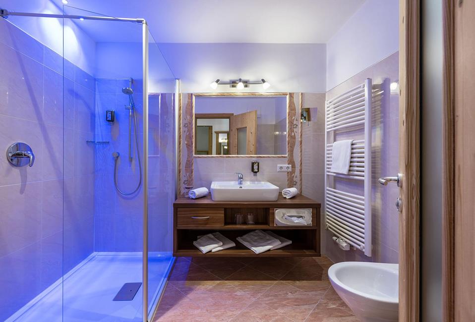 Bagno con doccia, lavabo, bidet e WC